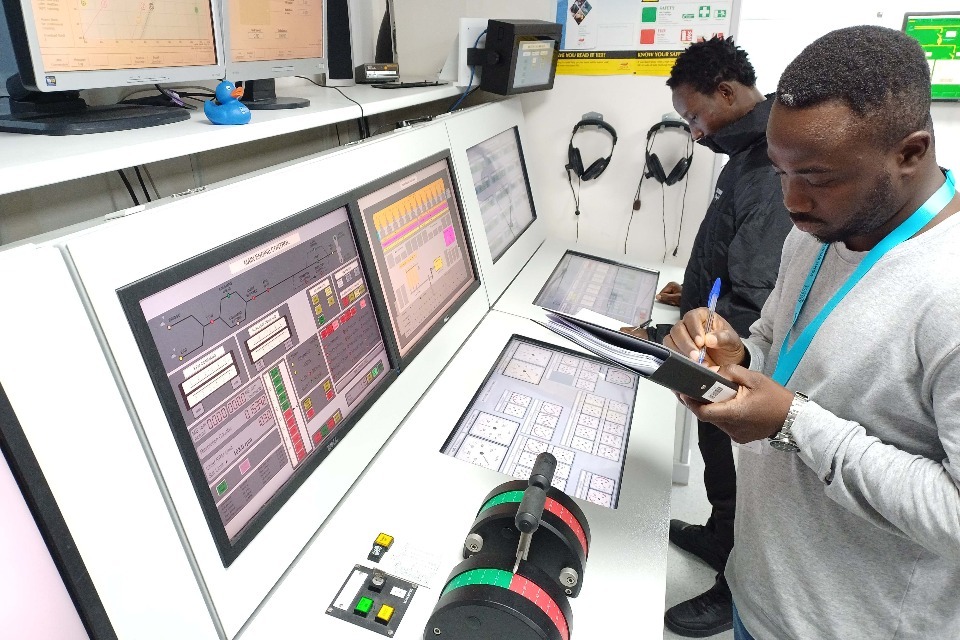Os cadetes do Seafarer se tornam primeiros no Reino Unido a seguir o novo programa marítimo ‘futuro impermeável`