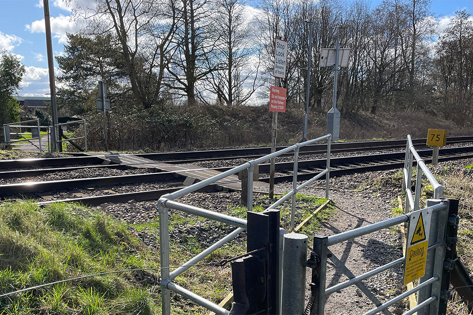 Relatório 05/2026: Pedestre atingido por um trem na travessia do caminho pedestre de Pewsey