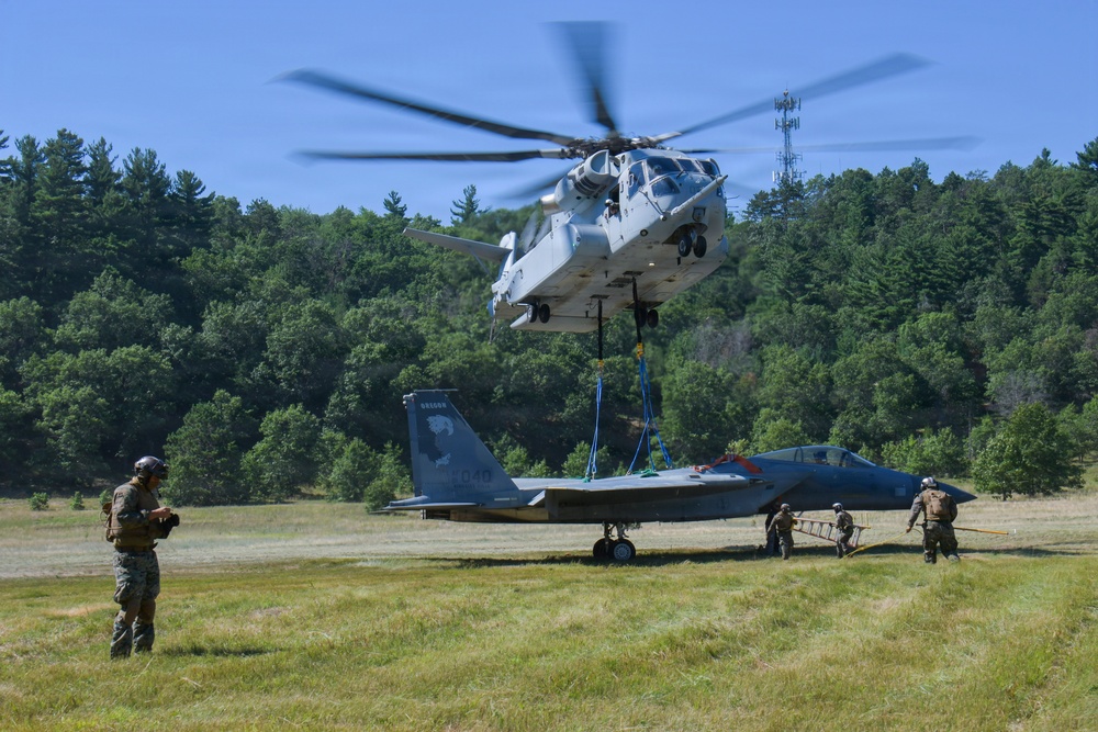 Imagem relacionada à notícia: O Volk Field hospeda treinamento de recuperação de acidentes de aeronave multinacionais