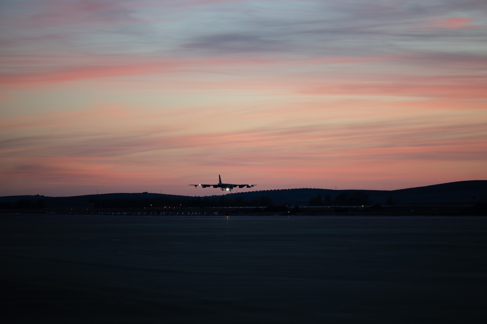 Imagem relacionada à notícia: EUA Força Aérea B- 52 s chega à Espanha para a Força Tarefa Bomber Europa 26 - 1