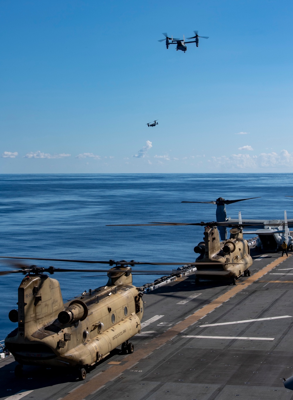 Imagem relacionada à notícia: USS America melhora a prontidão conjunta com as operações de ala rotativa do exército e do corpo de marines
