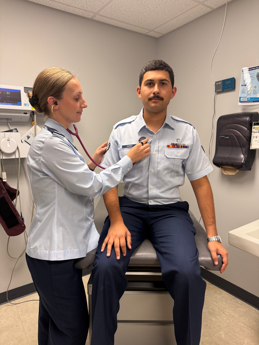 Imagem relacionada à notícia: Um médico assistente da Força Aérea compromete-se com o cuidado do paciente