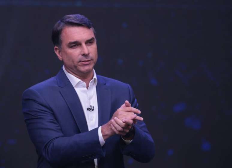 O que acontece com as investigações contra Flávio Bolsonaro se ele for eleito presidente?