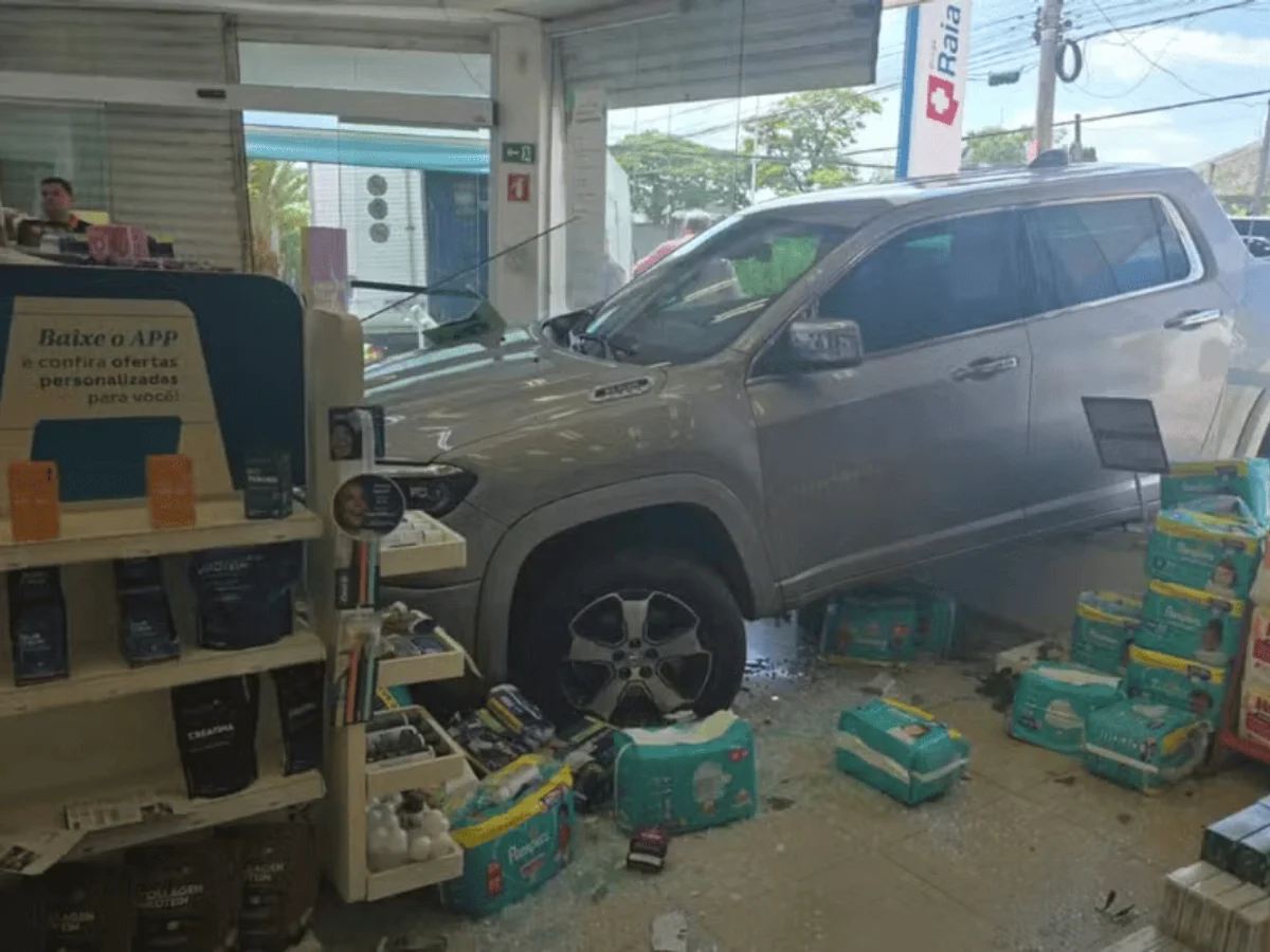 Idoso perde o controle e invade farmácia com caminhonete no interior de SP