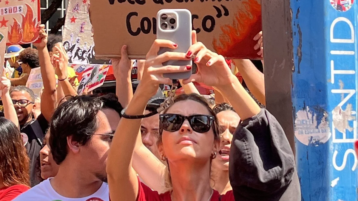 Fãs de Alanis Guillen suspeitam que celular da atriz foi recuperado pela PM