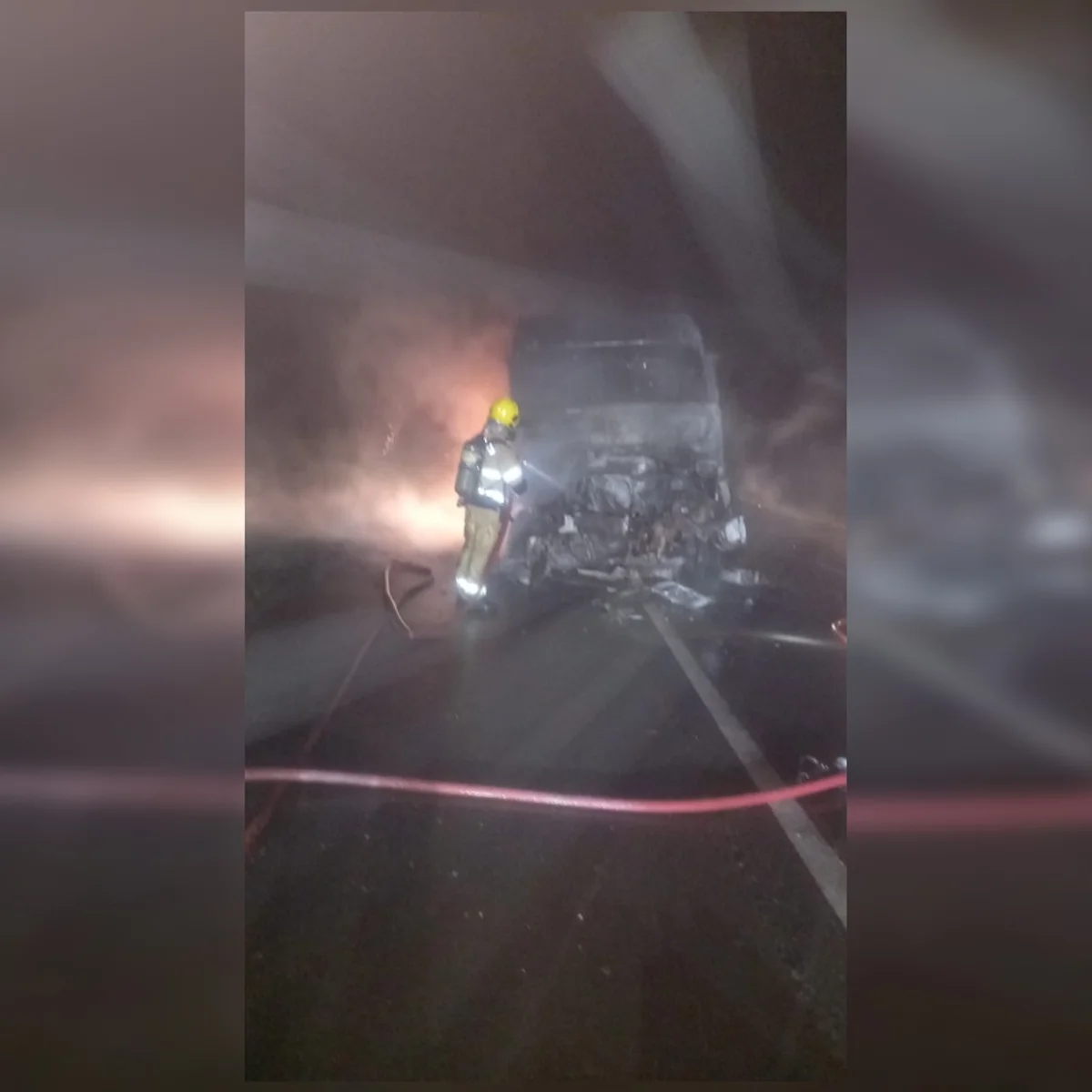 Carreta de esgoto bate em caminhão e provoca incêndio na BR-060