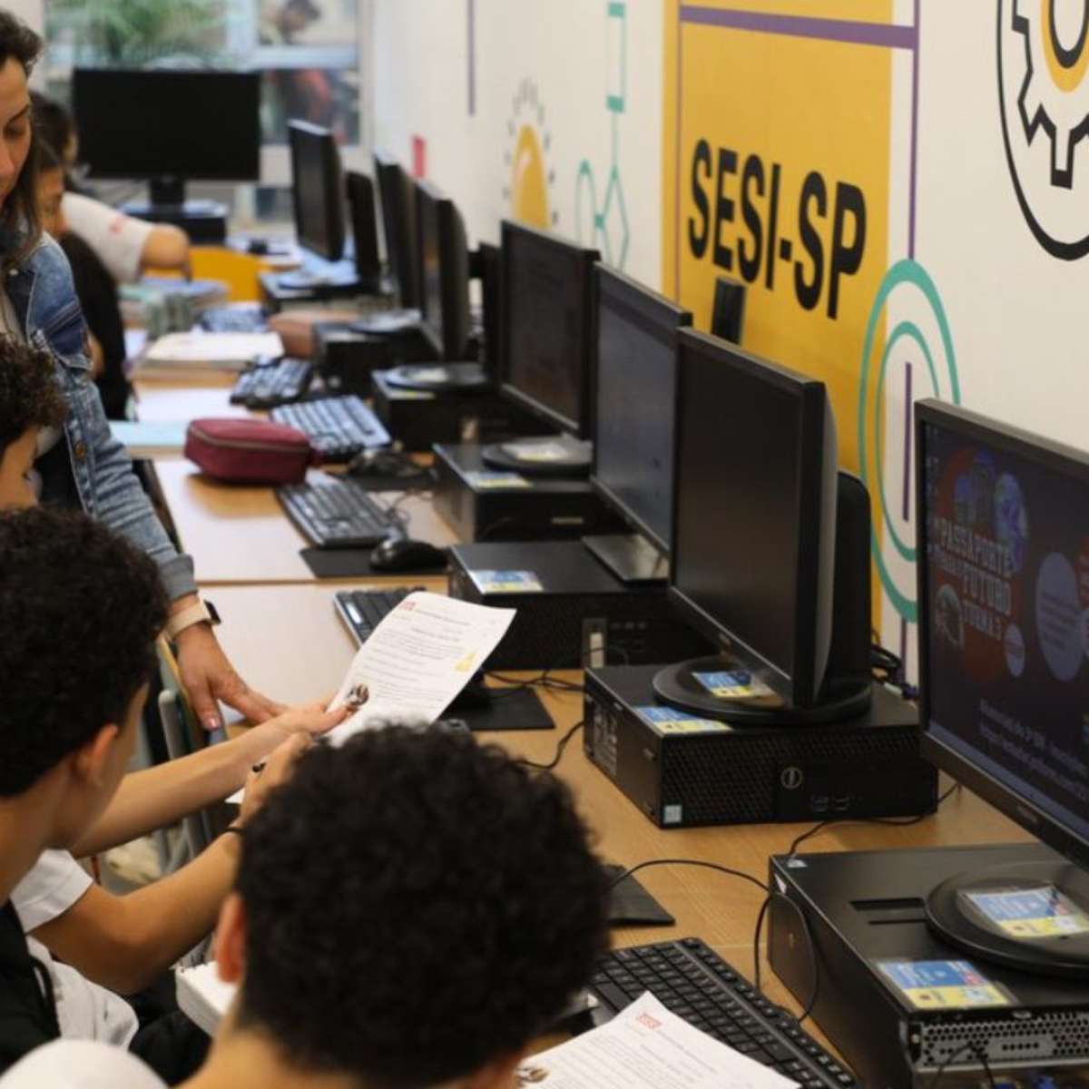 Escolas estaduais de SP ampliam uso de IA e abrem debate sobre autonomia de professores