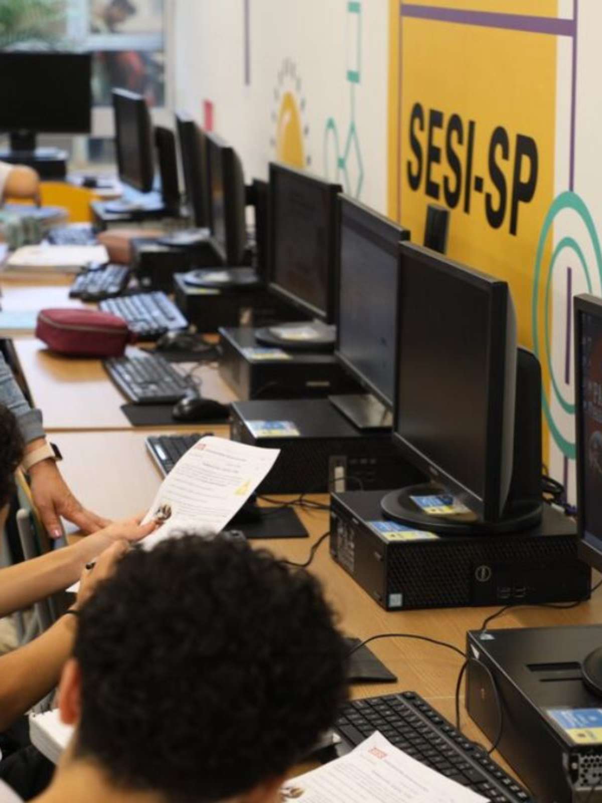 Escolas estaduais de SP ampliam uso de IA e abrem debate sobre autonomia de professores