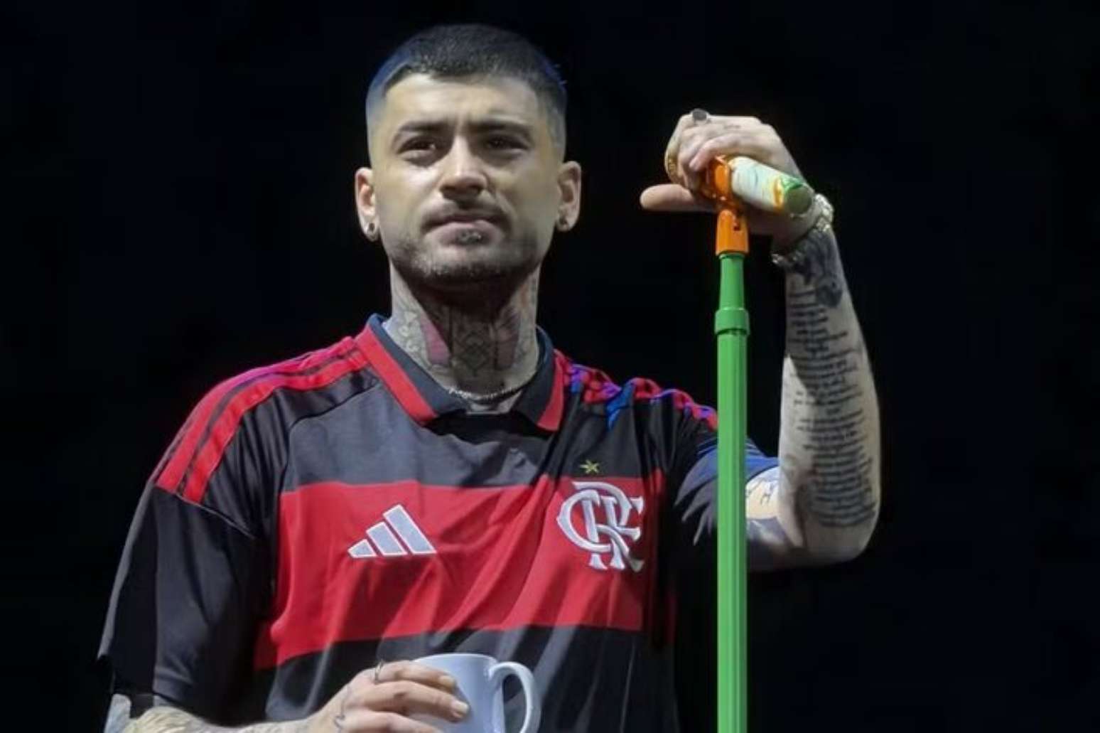 Zayn usa camisa do Flamengo em show no est&aacute;dio do Palmeiras