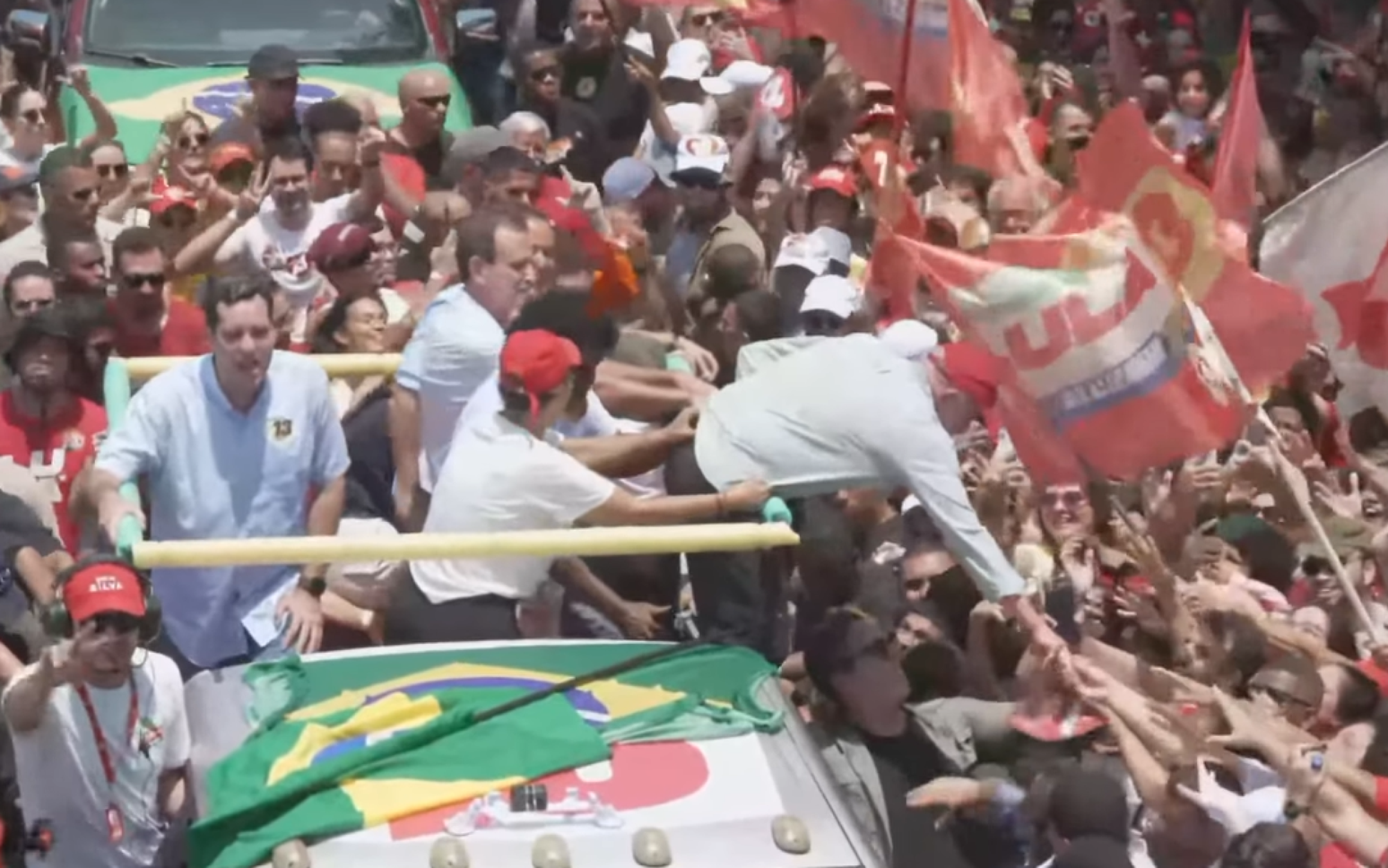 Lula faz ato na orla de Copacabana na manhã deste sábado
