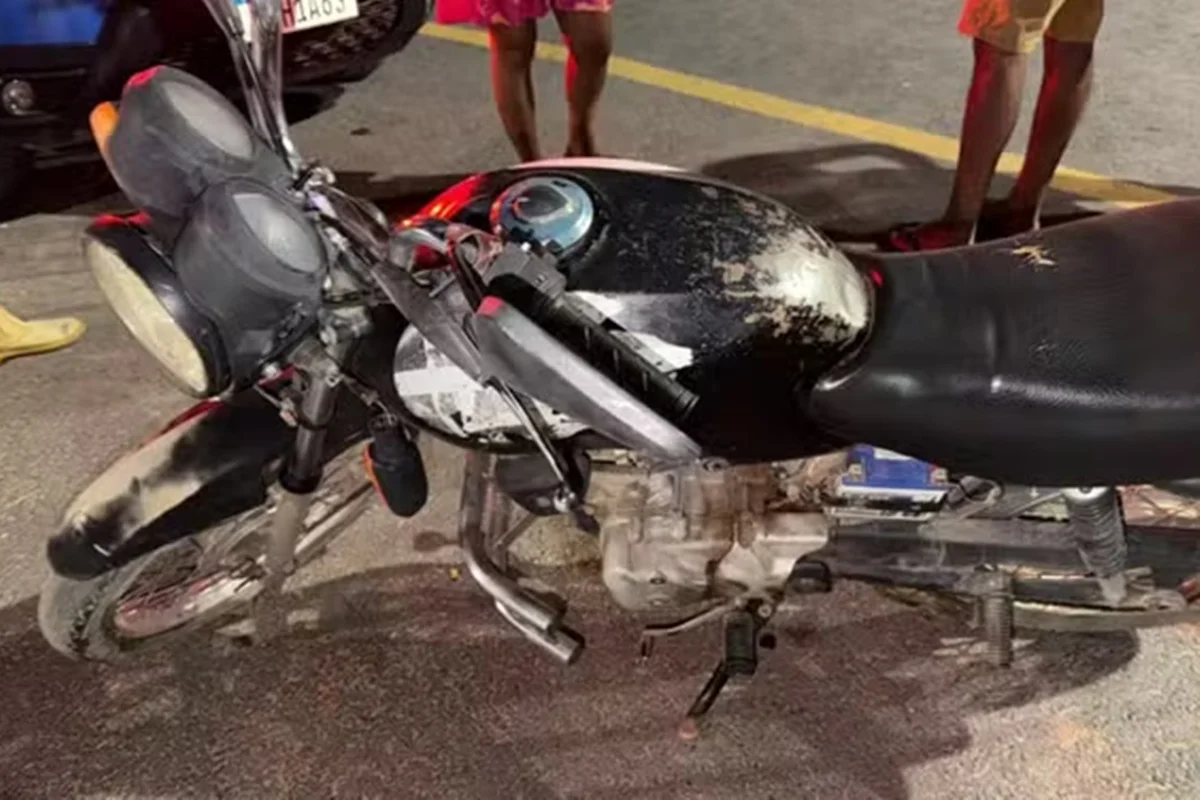 Imagem colorida, Menino tentava atravessar a GO-108, em Posse, quando foi atingido pela motocicleta. Ele chegou a ser socorrido, mas morreu no hospital - Metrópoles