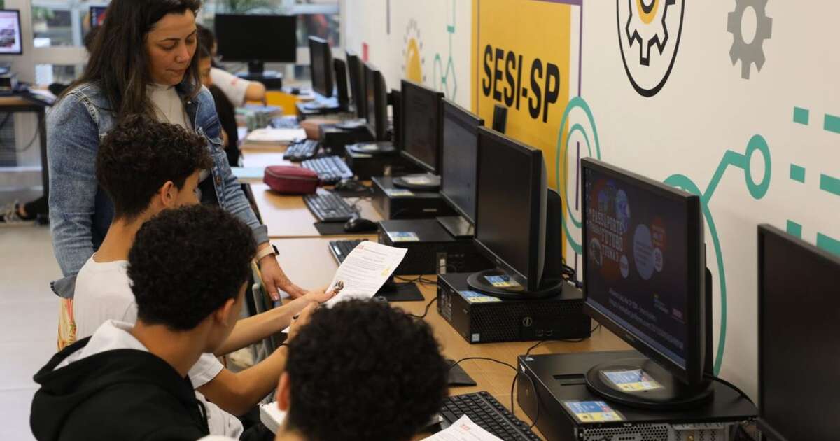 Escolas estaduais de SP ampliam uso de IA e abrem debate sobre autonomia de professores