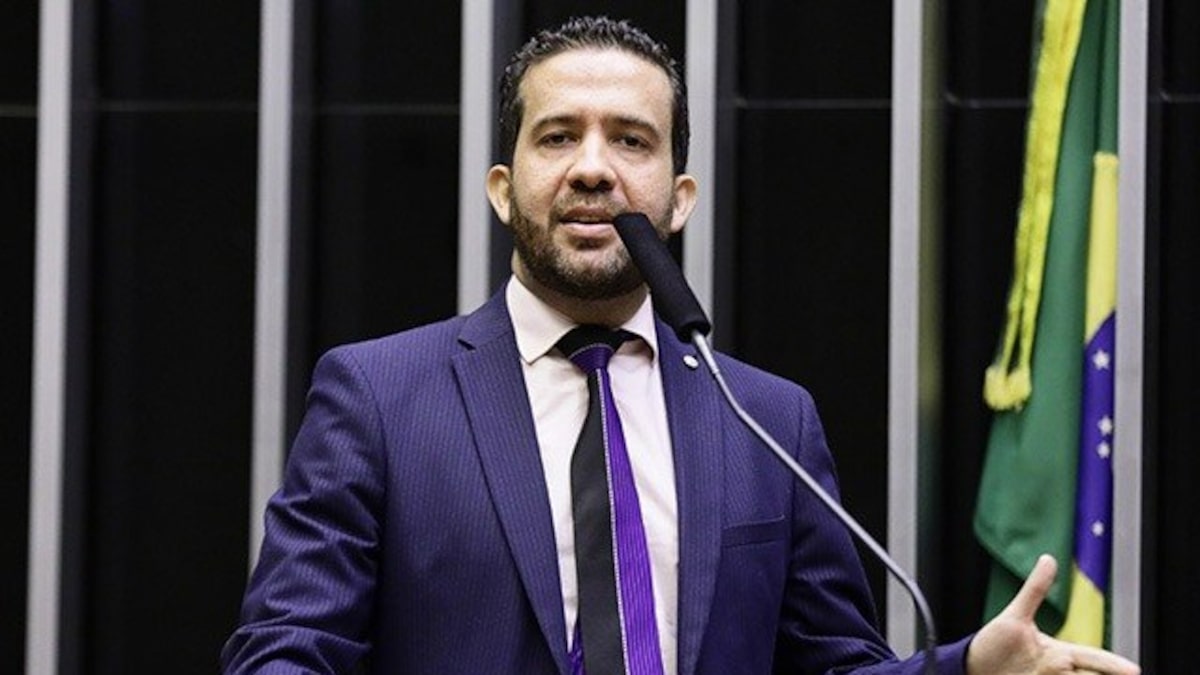 Janones anuncia alta hospitalar para esta terça-feira após internação por arritmia cardíaca
