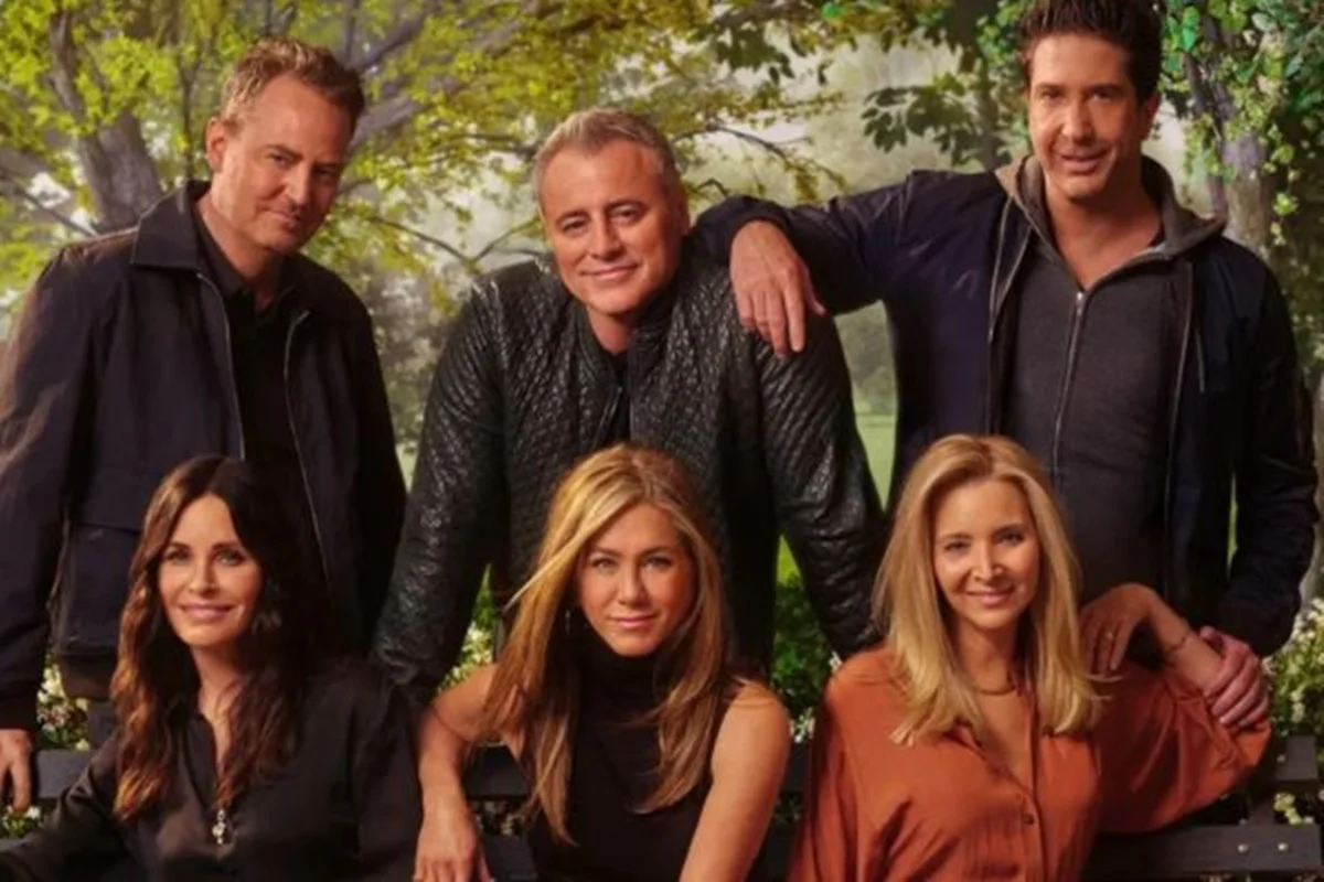 Elenco de Friends chorou junto ao caixão de Matthew Perry, diz irmã do ator