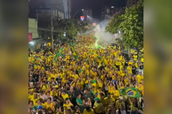Cleitinho e Domingos Sávio participam de ato pró-Flávio em Divinópolis (MG)