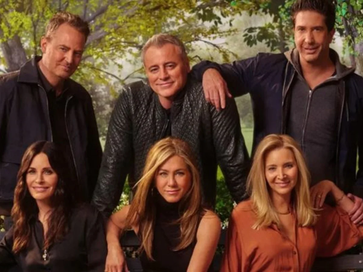 Elenco de Friends chorou junto ao caixão de Matthew Perry, diz irmã do ator