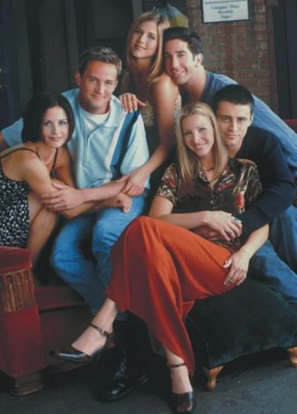 Elenco de Friends chorou junto ao caixão de Matthew Perry, diz irmã do ator - destaque galeria