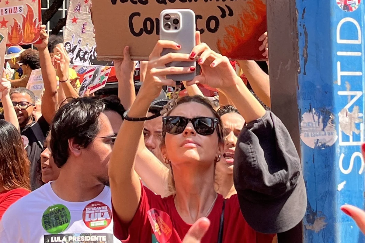 Suposto roubo do celular de Alanis Guillen mobiliza fãs nas redes
