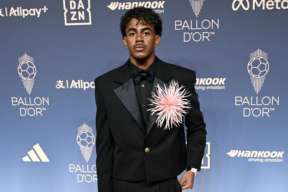 Lamine Yamal aposta em visual da Chanel para a Bola de Ouro 2026