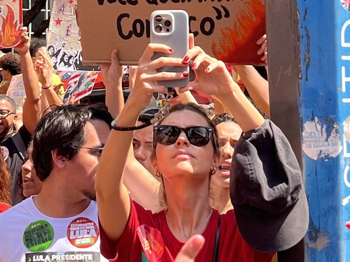 Fãs de Alanis Guillen suspeitam que celular da atriz foi recuperado pela PM