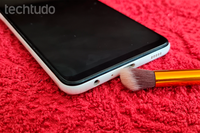 Áudio do WhatsApp baixo? Veja como limpar o microfone do celular