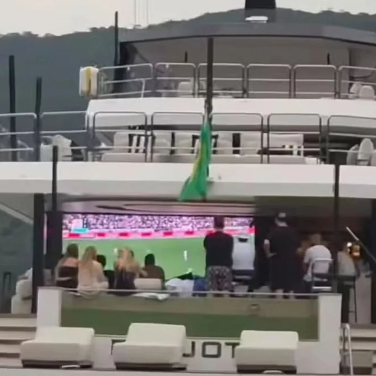 Neymar acompanhou derrota do Santos contra o Atlético-MG em Iate de luxo
