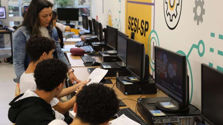 Escolas estaduais de SP ampliam uso de IA e abrem debate sobre autonomia de professores