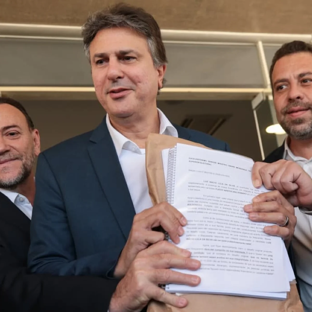 Campanha de Lula entrega documentos e pede TSE como árbitro de sigilos