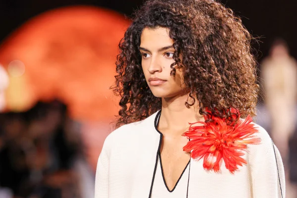 Lamine Yamal aposta em visual da Chanel para a Bola de Ouro 2026