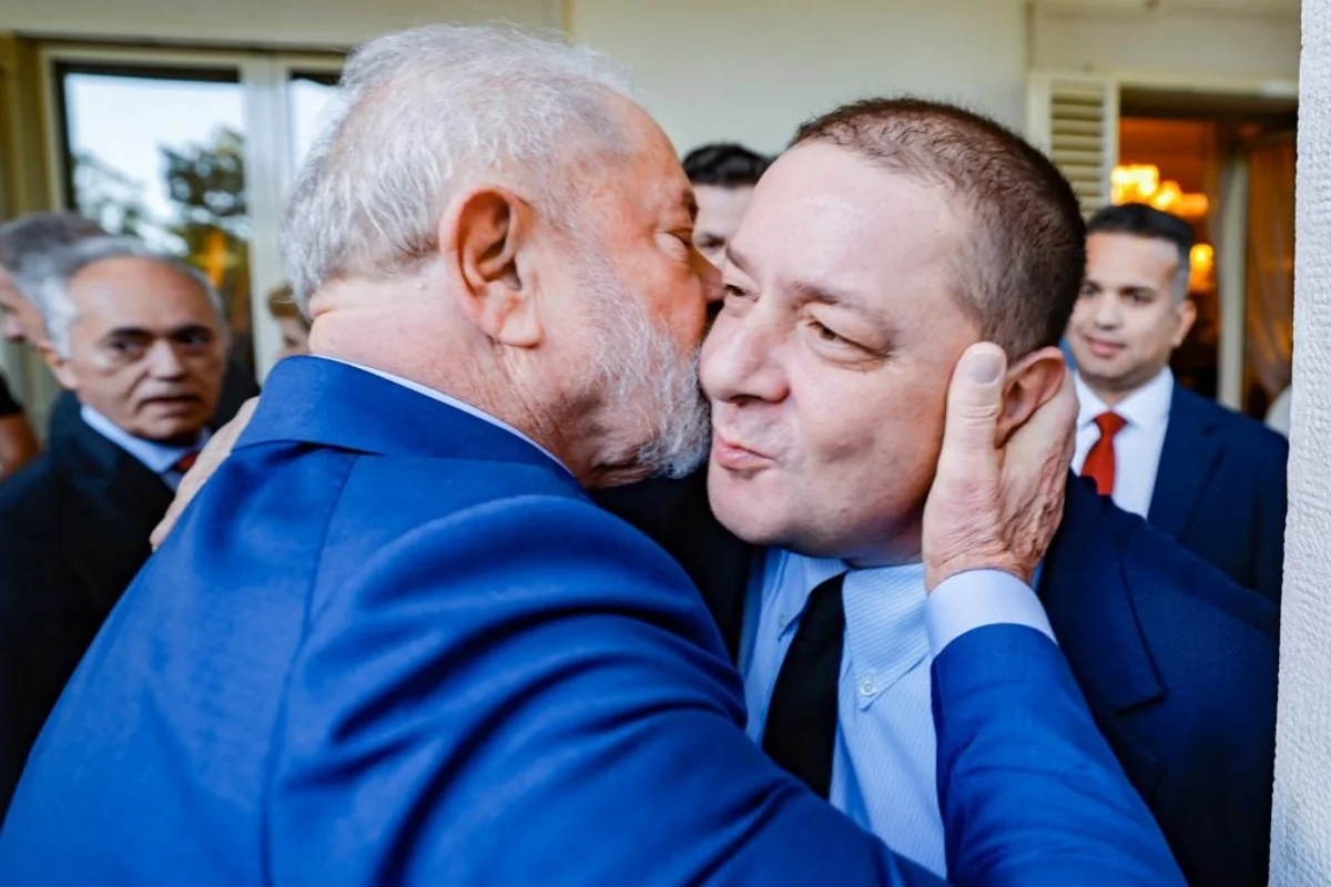 Lula com o filho Lulinha em abril de 2023