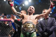 Alexander Volkanovski é o atual detentor do cinturão dos pesos-penas.