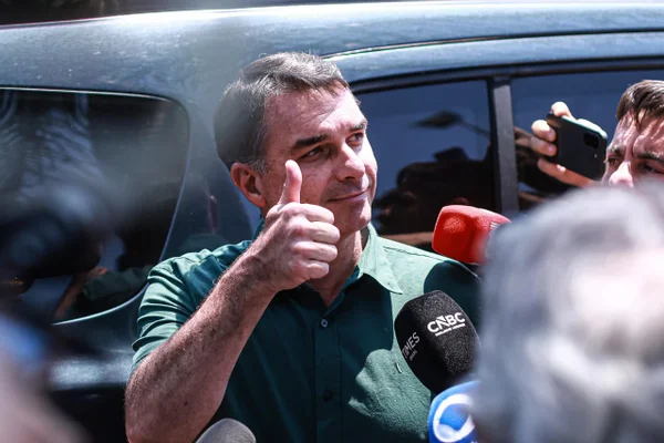 Campanha de Flávio busca PSDB, que resiste em declarar apoio ao senador - destaque galeria