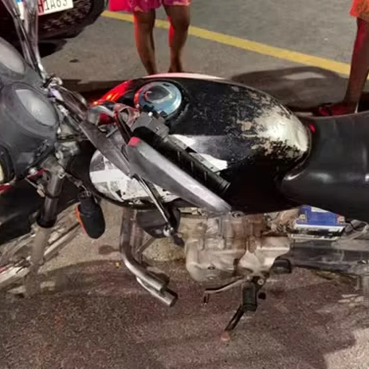 Criança de 7 anos tenta atravessar pista e morre atropelada por moto em GO