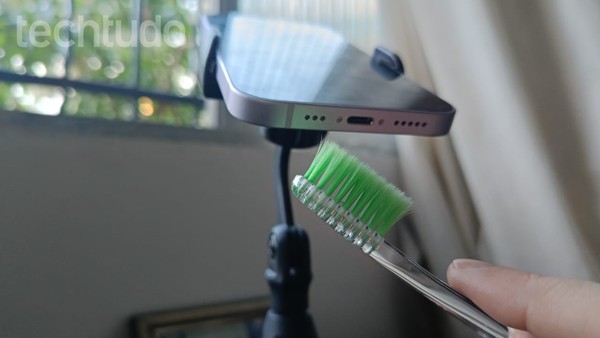 Áudio do WhatsApp baixo? Veja como limpar o microfone do celular