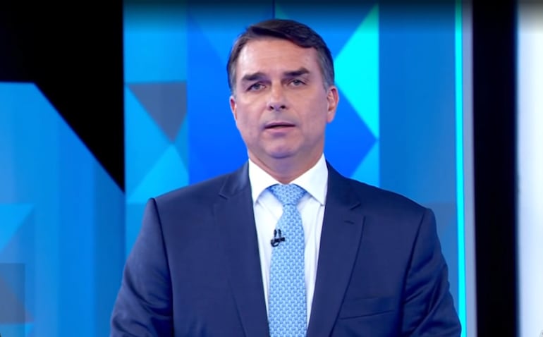 Flávio Bolsonaro diz se arrepender de voto contra aumento da licença-maternidade; Lula rebate: ‘Teve a chance’