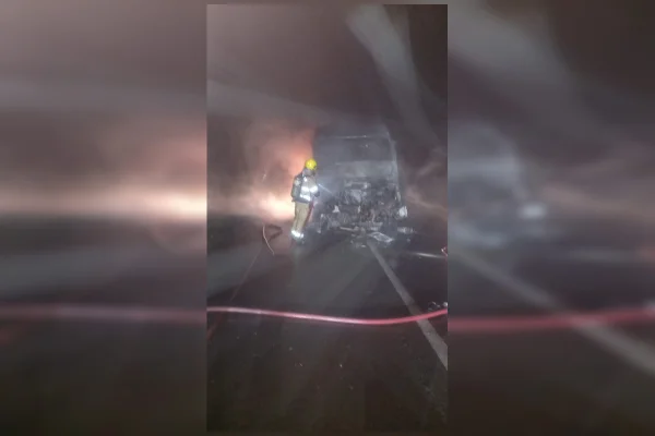 Carreta de esgoto bate em caminhão e provoca incêndio na BR-060 - destaque galeria