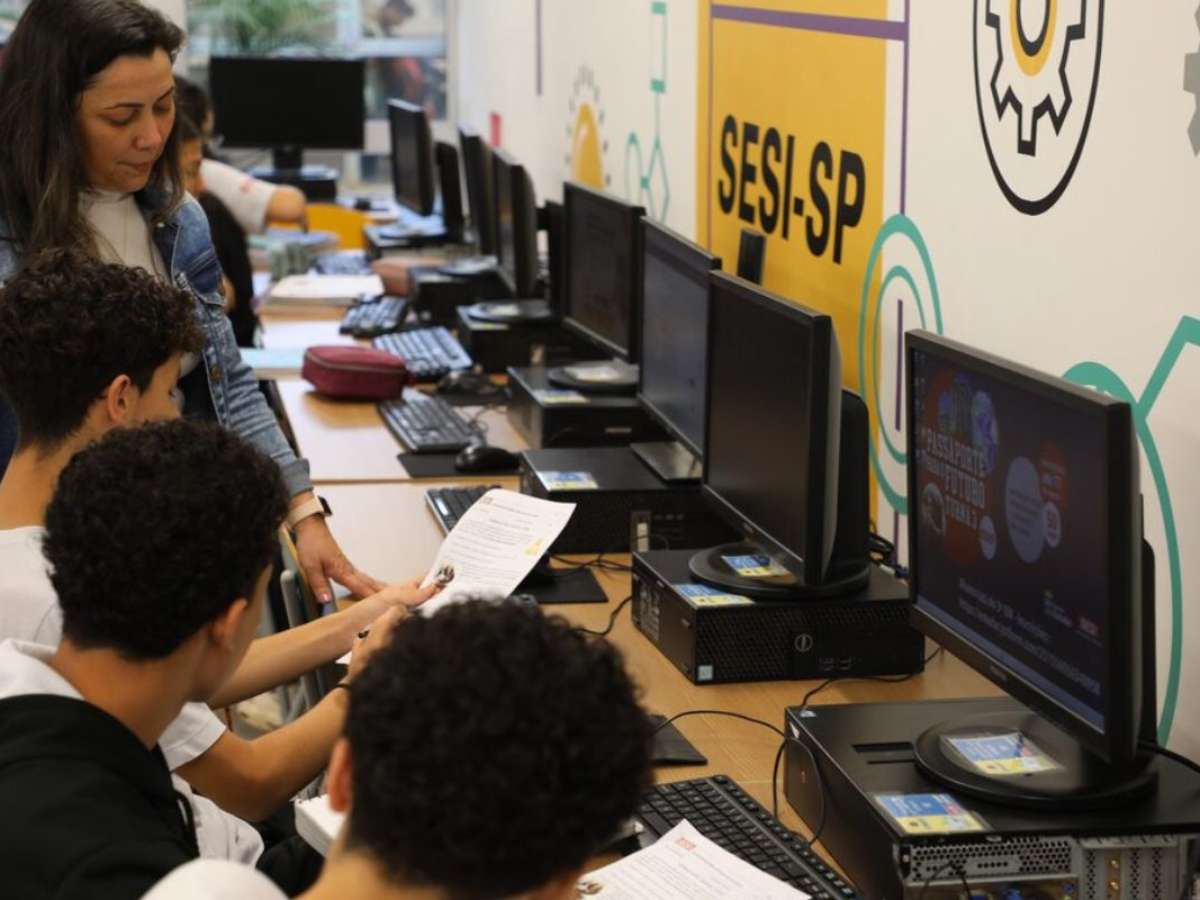 Escolas estaduais de SP ampliam uso de IA e abrem debate sobre autonomia de professores