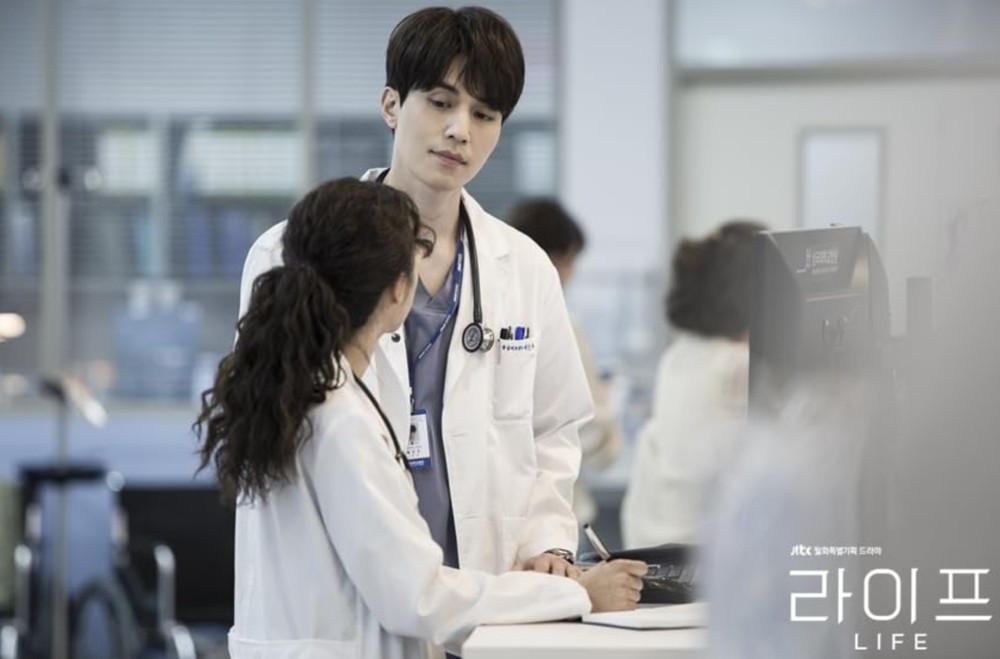 Lee Dong-wook lidera o elenco de Life (2018) — Foto: Reprodução/IMDb