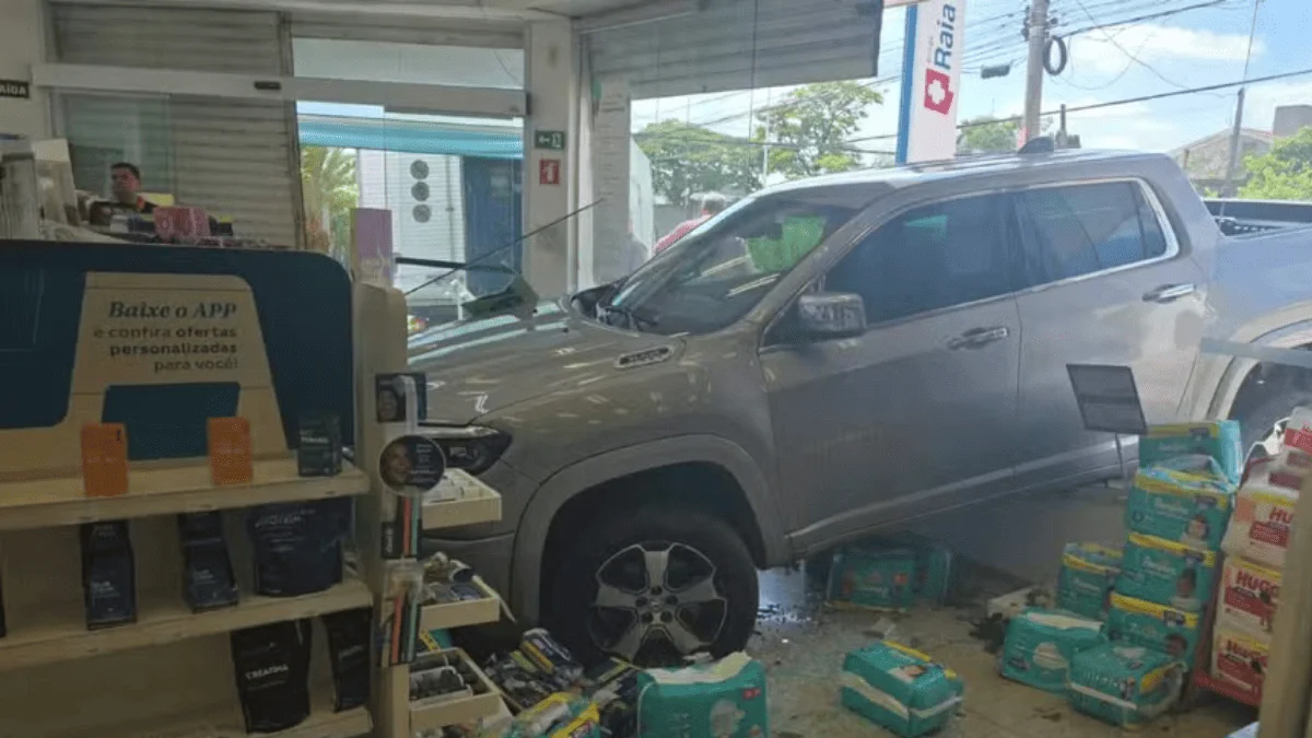 Idoso perde o controle e invade farmácia com caminhonete no interior de SP