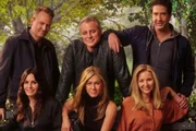 Elenco de Friends posam nos bastidores da série