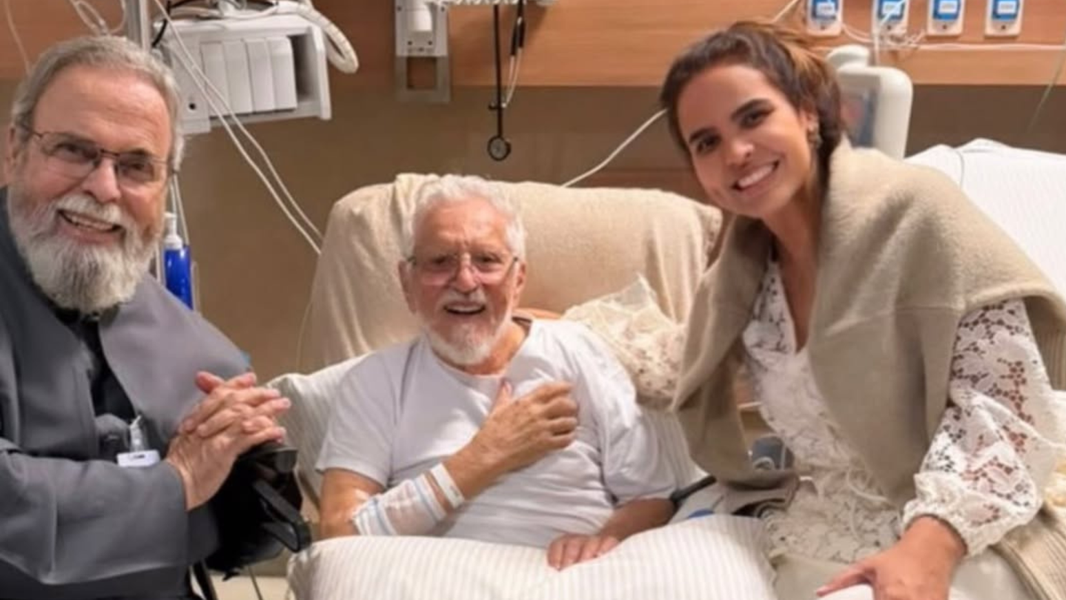 Carlos Alberto de N&oacute;brega aparece pela primeira vez em foto ap&oacute;s cirurgia no cora&ccedil;&atilde;o