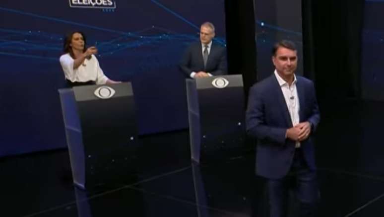 Apresentadores da Band levantam a voz contra plateia nas considerações finais de Flávio e Lula: 'Não é parte do debate'