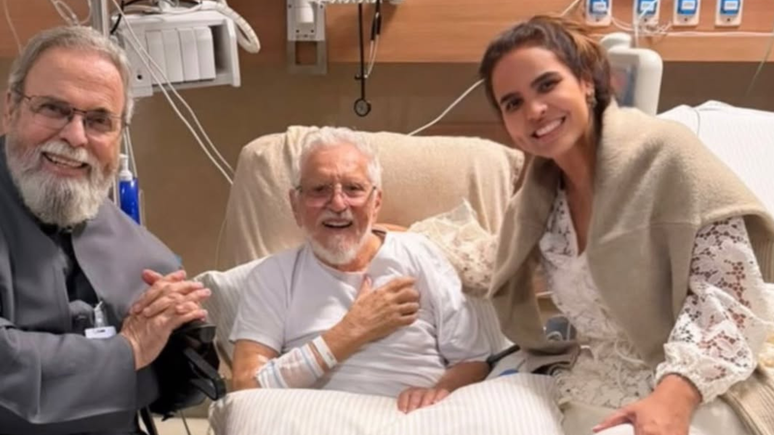 Carlos Alberto de Nóbrega aparece em foto pela primeira fez após cirurgia no coração