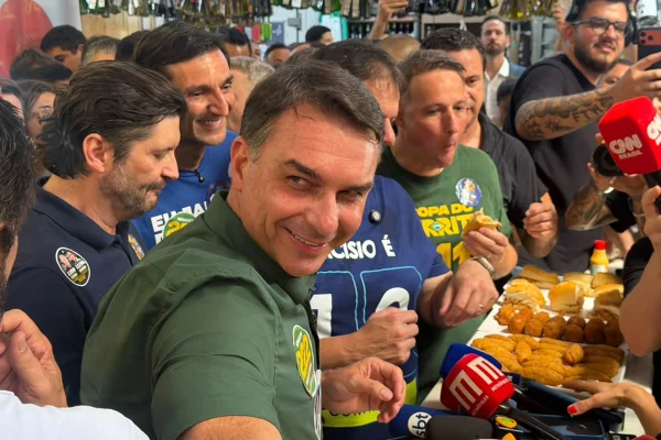 Os dois escolhidos de Flávio para ajudá-lo no estúdio do debate da Globo
