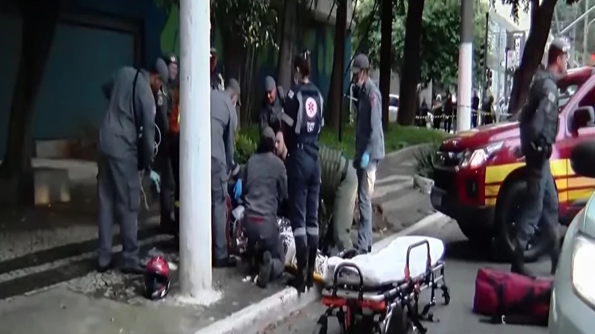 Vítima é baleada na cabeça em assalto na frente de shopping na zona oeste