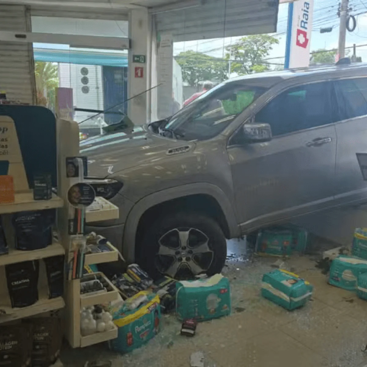 Idoso perde o controle e invade farmácia com caminhonete no interior de SP