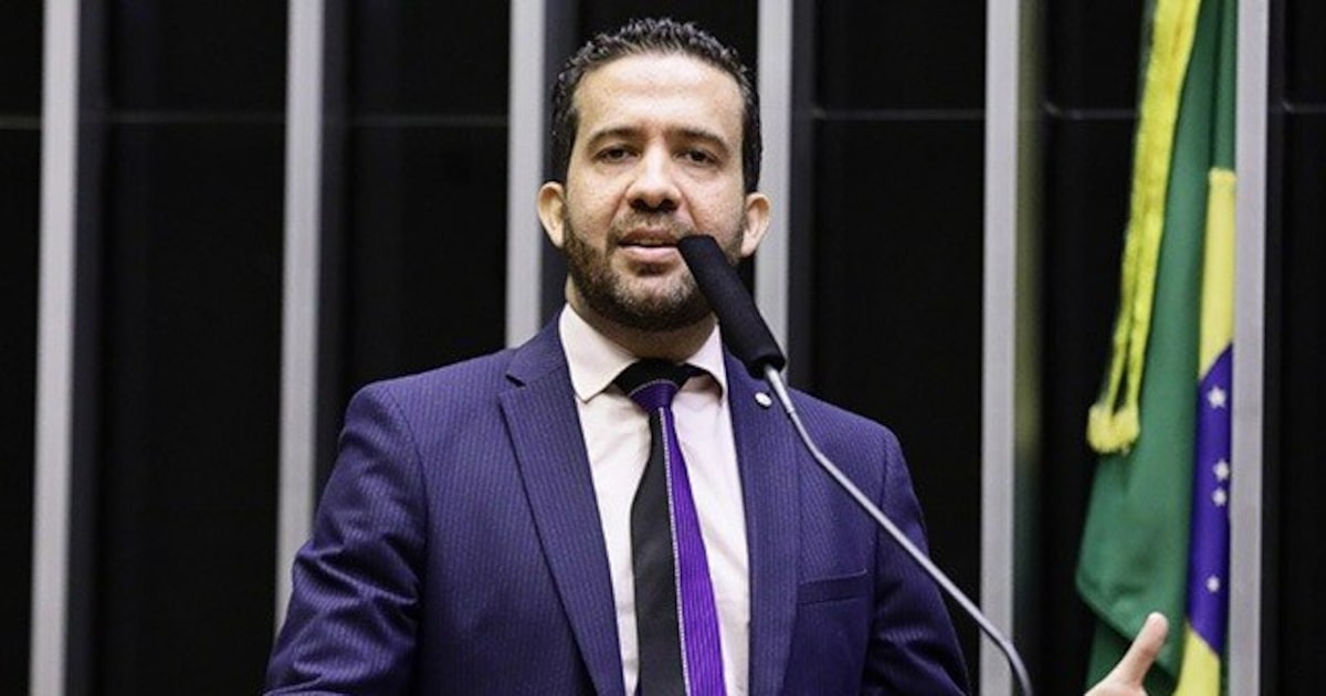 Janones anuncia alta hospitalar para esta terça-feira após internação por arritmia cardíaca
