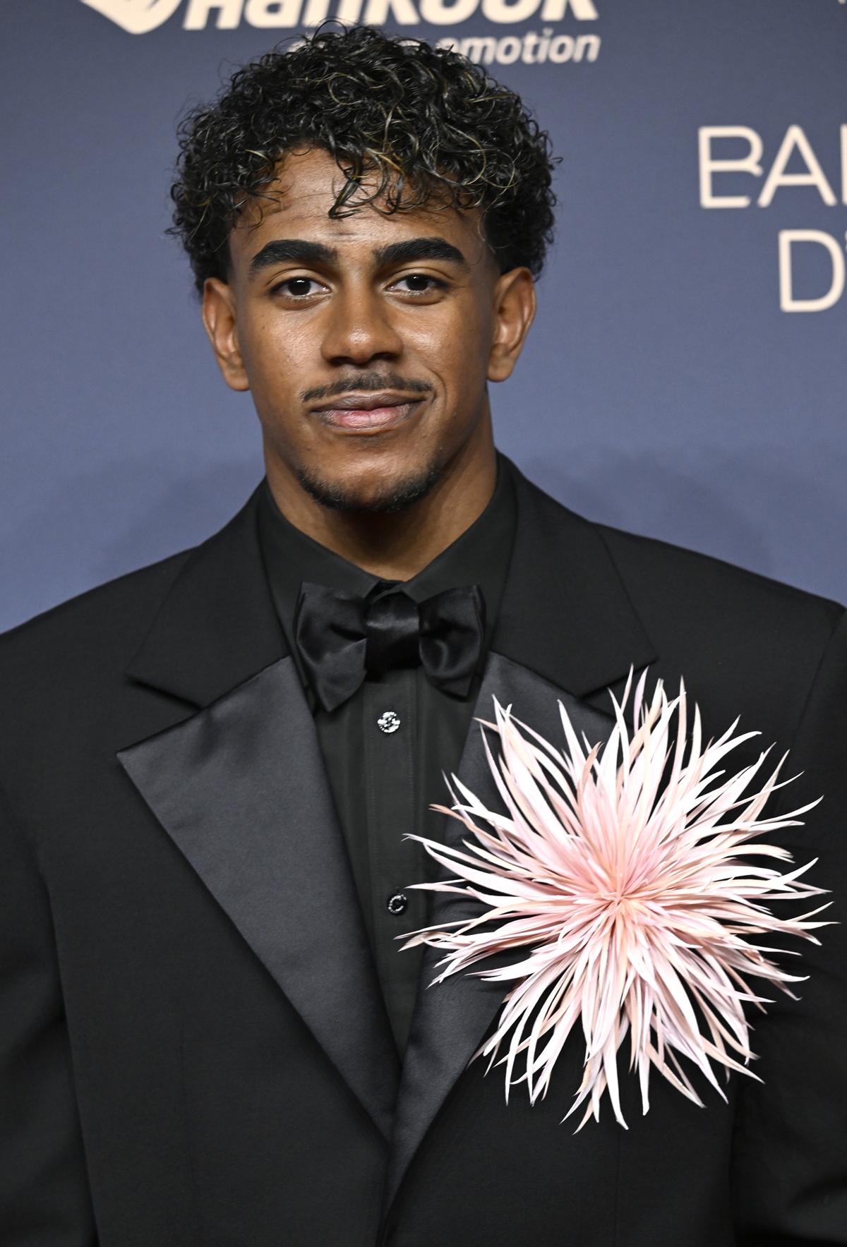 Lamine Yamal aposta em visual da Chanel para a Bola de Ouro 2026