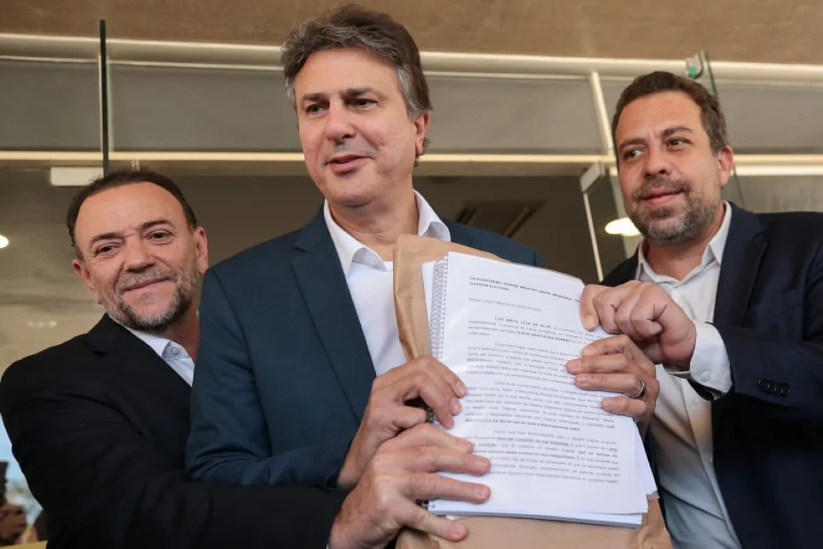 O senador Camilo Santana, o ministro-chefe da secretaria-Geral da Presidência Guilherme Boulos e o presidente do PT Edinho Silva, formaliza a autorização de quebra de sigilo de Lula no TSE.