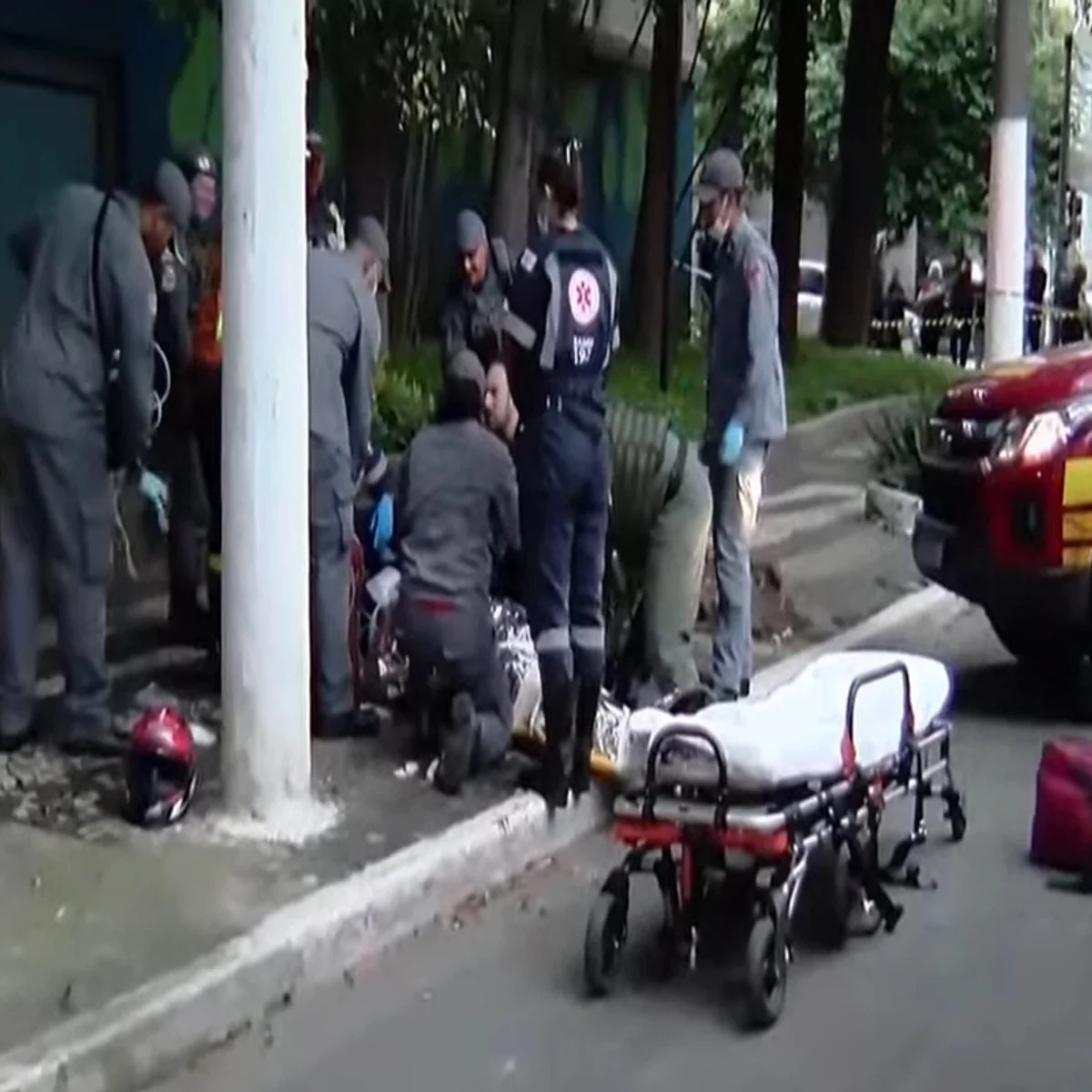 Vítima é baleada na cabeça em assalto na frente de shopping na zona oeste